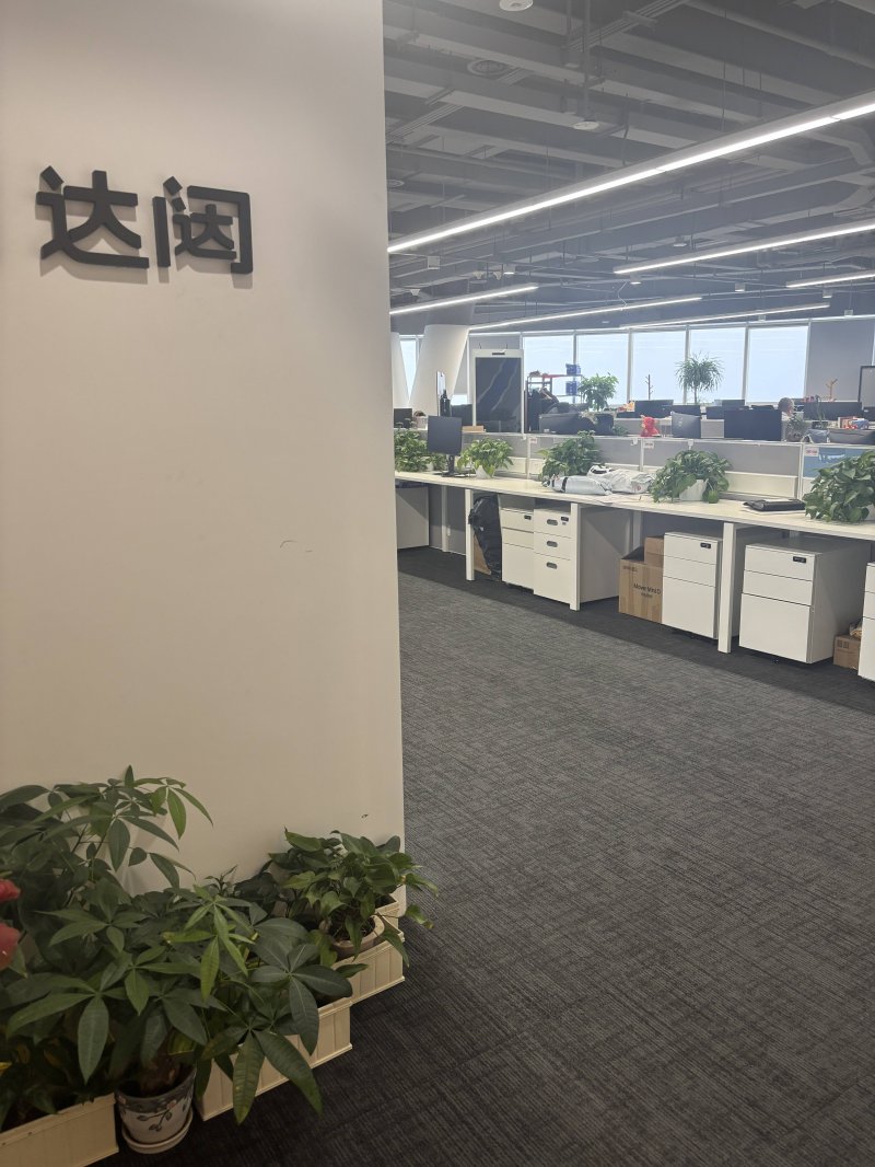 XM外汇平台交易环境机器人“警察”在成都街头上岗